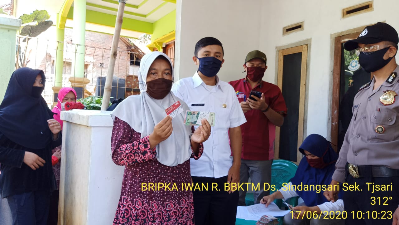 Desa Sindangsari Bagikan PKH, di Kawal Bhabinkamtibmas dan Babinsa
